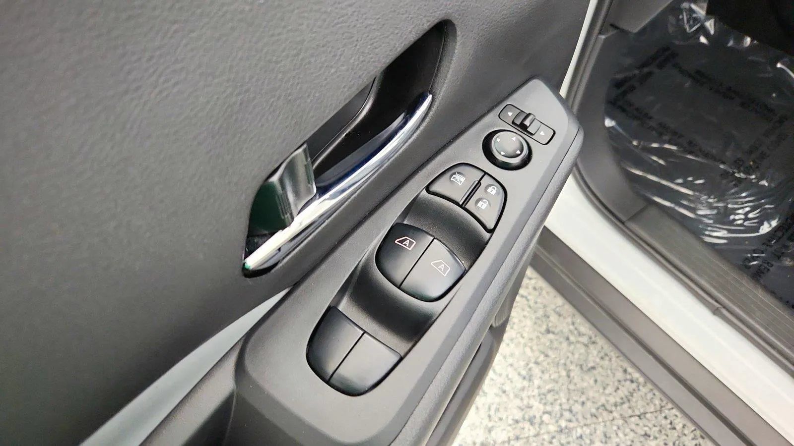 Used 2024 Nissan Kicks SR w/ SR Premium Package FWD image 22