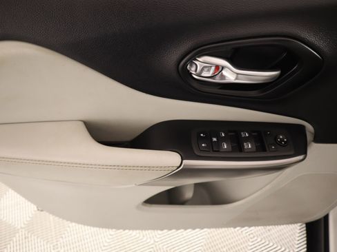 Used 2022 Jeep Cherokee Latitude Lux w/ Sun & Sound Group image 16