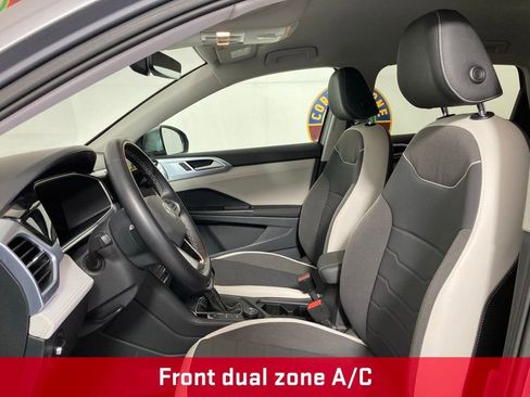 Used 2025 Volkswagen Taos SE AWD/4WD image 11