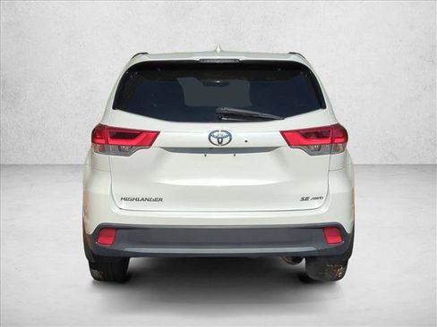 Used 2017 Toyota Highlander SE image 6