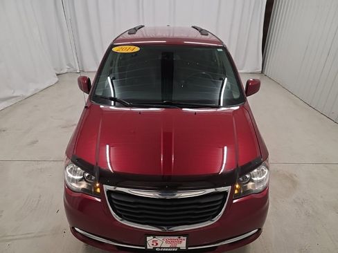 Used 2014 Chrysler Town & Country Touring image 9