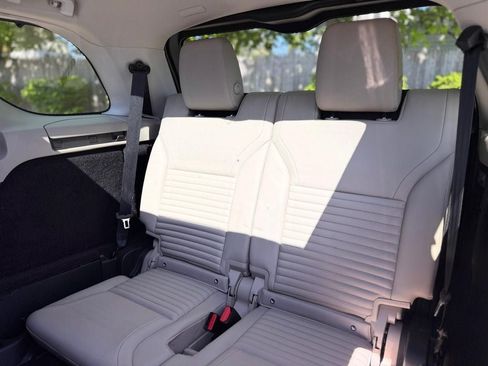 Used 2022 Land Rover Discovery S AWD/4WD image 25