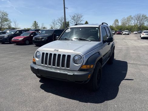 Used 2005 Jeep Liberty Renegade AWD/4WD image 2
