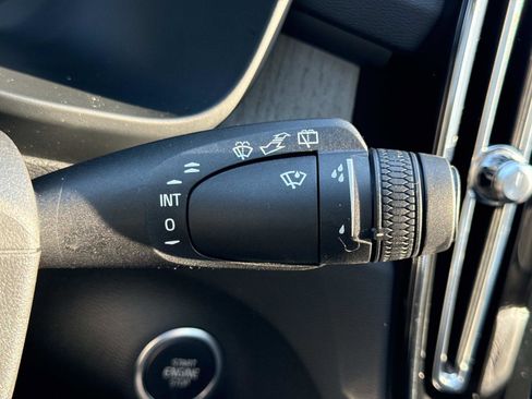 Used 2024 Volvo XC40 B5 Plus image 11