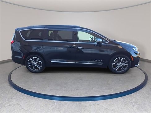 Used 2021 Chrysler Pacifica Pinnacle image 5