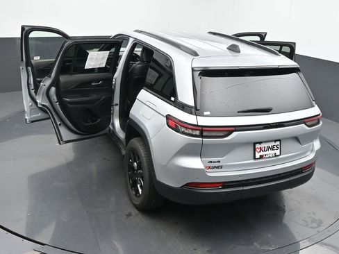 Used 2024 Jeep Grand Cherokee Altitude image 65