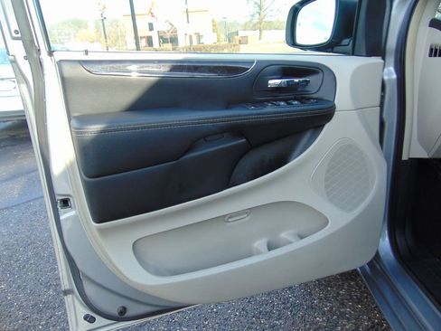 Used 2015 Chrysler Town & Country Touring-L w/ Driver Convenience Group image 26