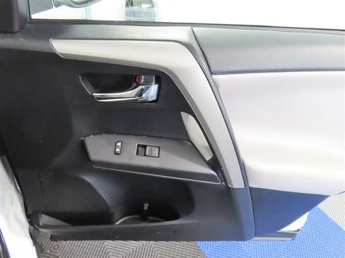 Used 2018 Toyota RAV4 XLE AWD/4WD image 35