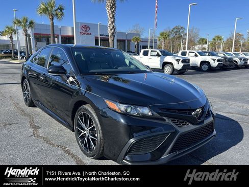 Used 2022 Toyota Camry SE image 1