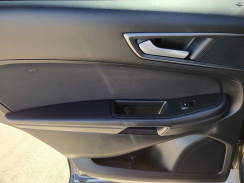 Used 2018 Ford Edge SE image 18
