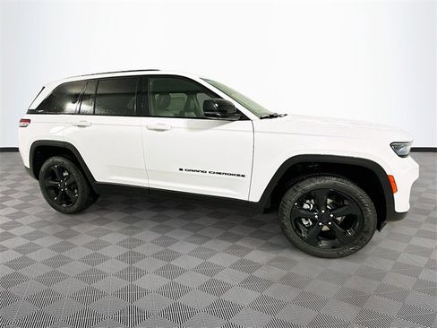 New 2025 Jeep Grand Cherokee Altitude image 3
