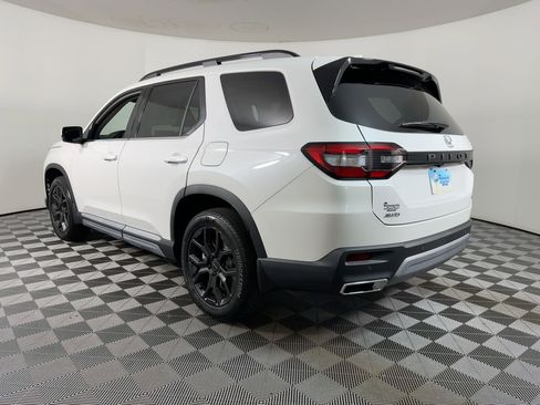 New 2025 Honda Pilot Touring image 3