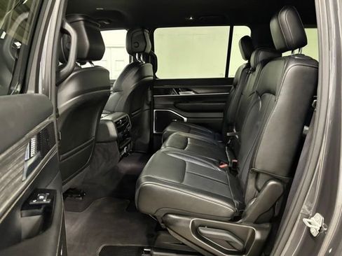 Used 2024 Jeep Wagoneer L Series II RWD image 21