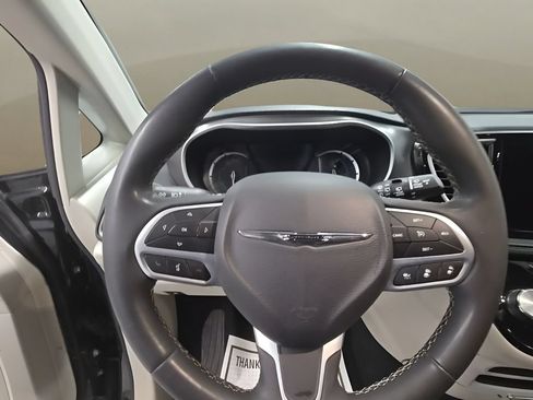 Used 2023 Chrysler Pacifica Touring-L FWD image 28