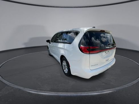 Used 2024 Chrysler Pacifica Touring-L FWD image 6