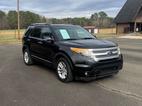 Used 2013 Ford Explorer XLT image 2