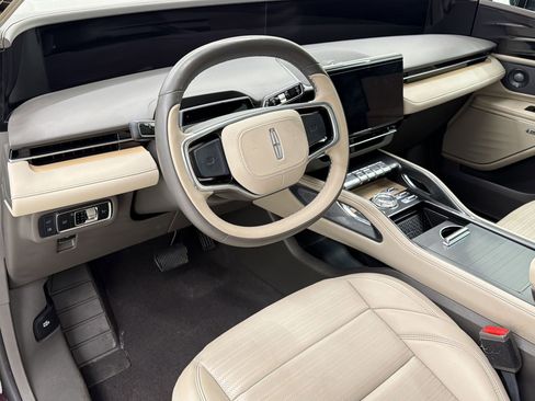 Used 2025 Lincoln Nautilus Reserve AWD/4WD image 4