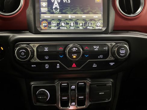 Used 2022 Jeep Wrangler Unlimited Rubicon AWD/4WD image 17