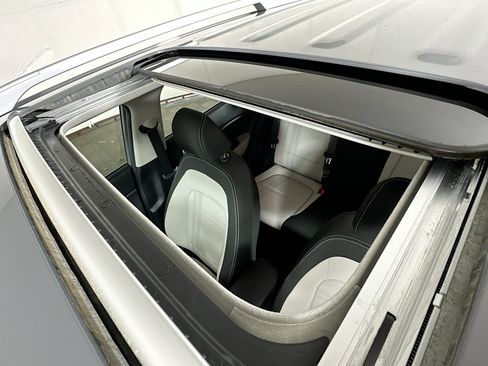 Used 2022 Hyundai Venue SEL image 20