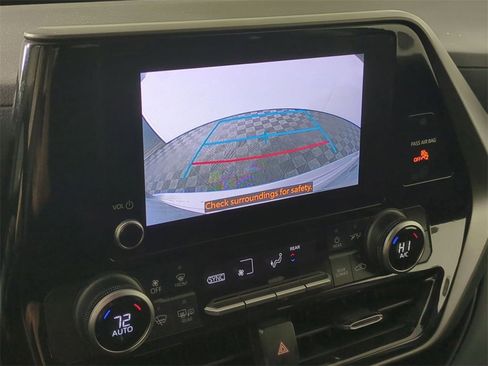 Used 2024 Toyota Highlander LE image 15