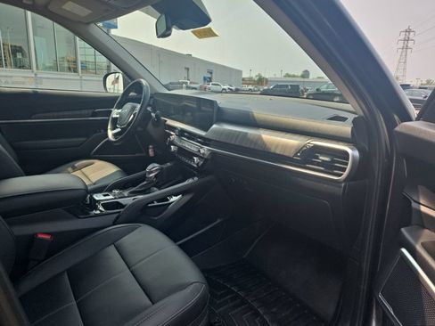 Used 2024 Kia Telluride EX w/ EX Captain's Chair Package AWD/4WD image 16