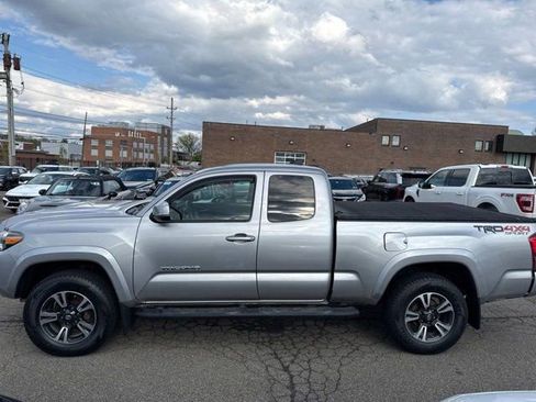Used 2017 Toyota Tacoma TRD Sport w/ Tow Package AWD/4WD image 2