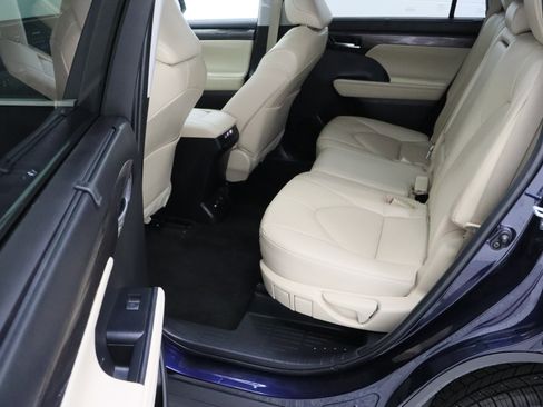 Used 2023 Toyota Highlander Limited FWD image 30