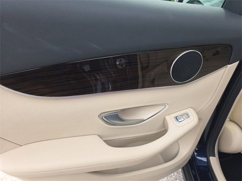 Used 2022 Mercedes-Benz GLC 300 4MATIC image 8