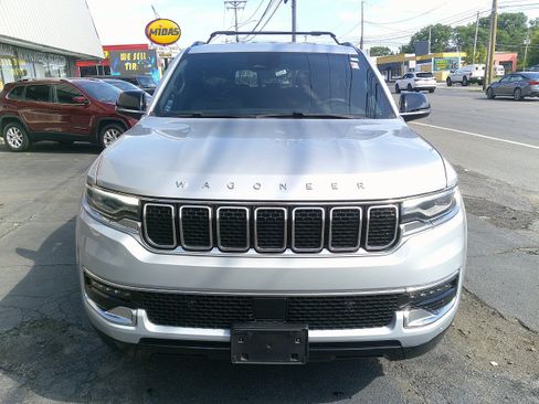 Used 2023 Jeep Wagoneer 4WD image 10