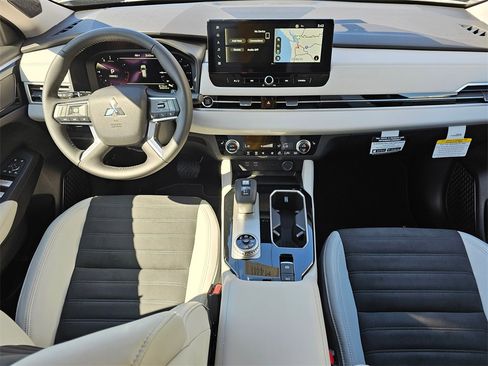 New 2025 Mitsubishi Outlander SE image 6