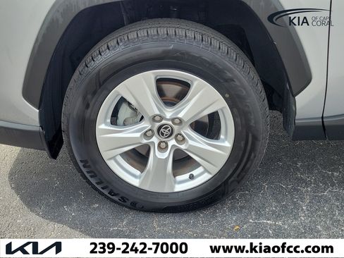 Used 2021 Toyota RAV4 XLE FWD image 4