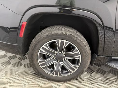 Used 2024 Jeep Wagoneer L Series II w/ Flexible Seating Group RWD image 19