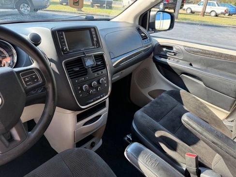 Used 2018 Dodge Grand Caravan SE image 7