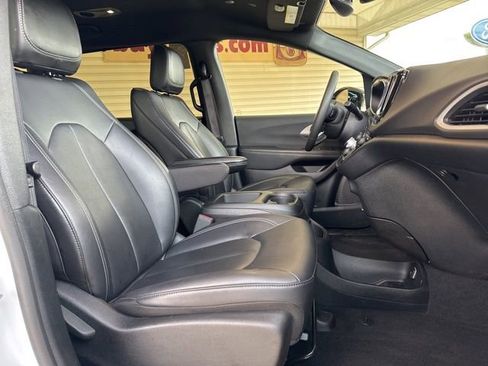 Used 2025 Chrysler Pacifica Select FWD image 27