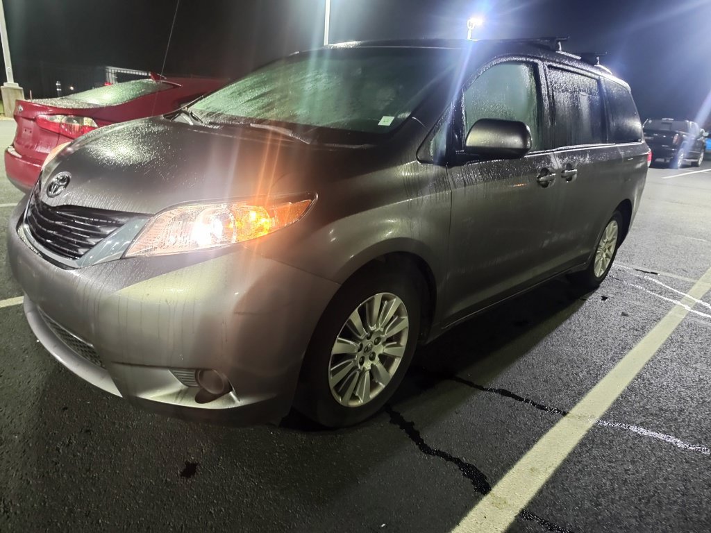 Used 2011 Toyota Sienna LE w/ Towing Pkg AWD/4WD image 6