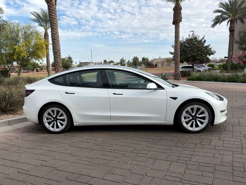 Used 2022 Tesla Model 3 Standard Range image 2