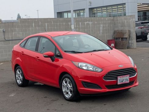 Used 2015 Ford Fiesta SE image 3