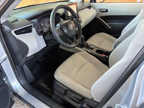 Used 2025 Toyota Corolla Cross L FWD image 2
