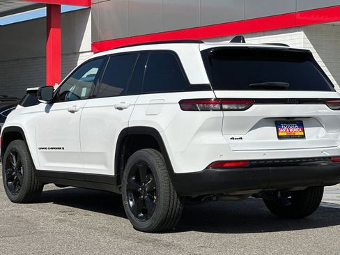 Used 2022 Jeep Grand Cherokee Altitude AWD/4WD image 6