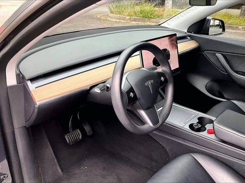 Used 2022 Tesla Model Y Long Range AWD/4WD image 17