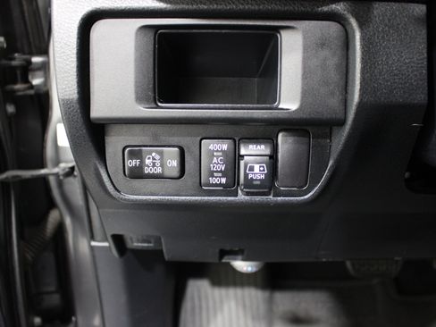 Used 2017 Toyota Tacoma TRD Off-Road w/ Tow Package (A/T) AWD/4WD image 8