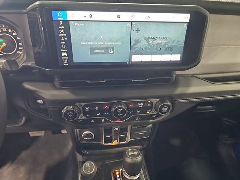 Used 2024 Jeep Wrangler Unlimited Sahara w/ Technology Group AWD/4WD image 19