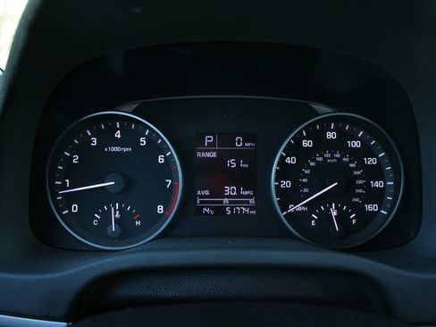 Used 2017 Hyundai Elantra SE image 11