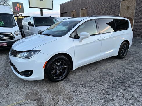Used 2018 Chrysler Pacifica Touring-L Plus image 10