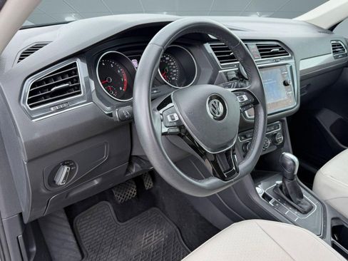 Used 2020 Volkswagen Tiguan SE w/ Panoramic Sunroof Package image 4