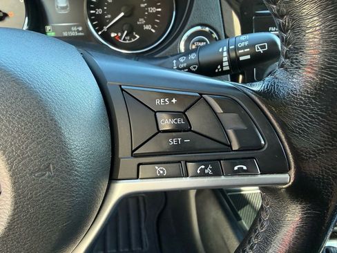 Used 2017 Nissan Rogue SV AWD/4WD image 16