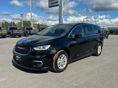 Used 2025 Chrysler Pacifica Select
