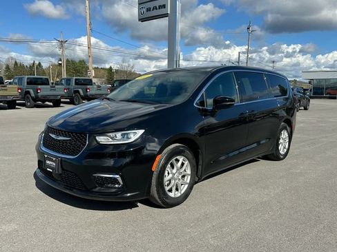 Used 2025 Chrysler Pacifica Select FWD image 1