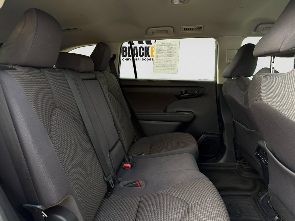 Used 2020 Toyota Highlander LE AWD/4WD image 19