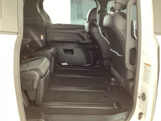 Used 2023 Toyota Sienna XSE AWD/4WD image 19